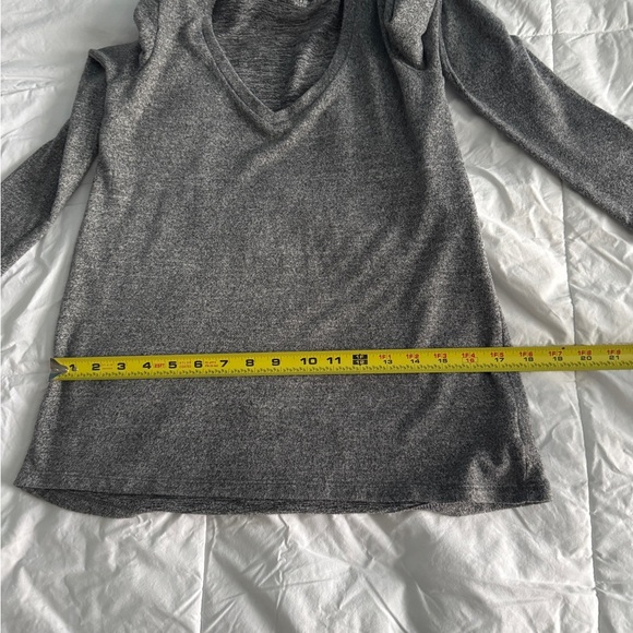 American Eagle Gray Long Sleeve Soft Knit Tee Top - Size XSmall - Picture 3 of 11